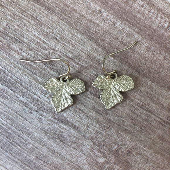 Small Gold Leaf Earrings - Picture 1 of 2